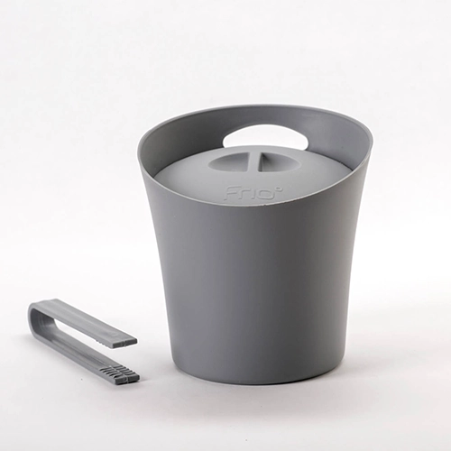 35. Hielera (con tapa y pinza)